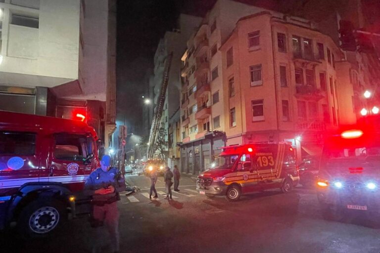 Fogo atinge apartamento na avenida São João, centro de São Paulo fogo-atinge-apartamento-na-avenida-sao-joao,-centro-de-sao-paulo
